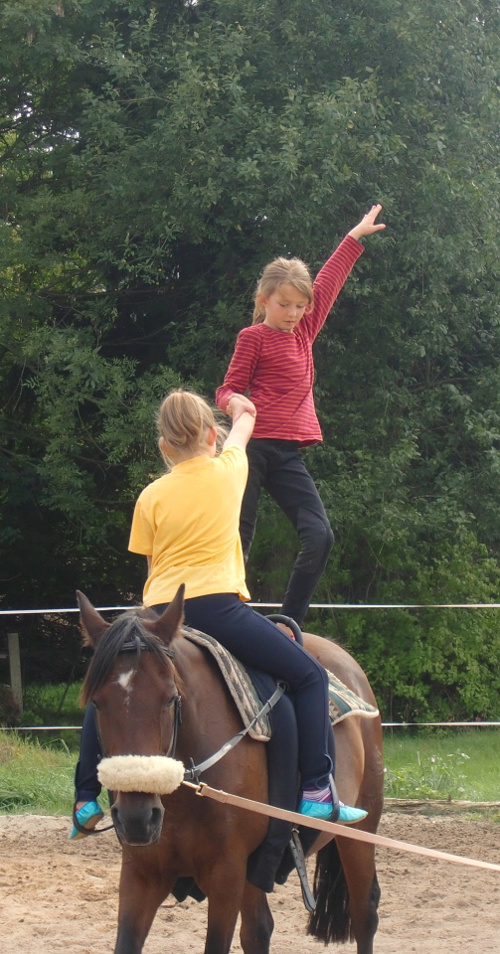 Kinder auf dem Pferd Vulkan