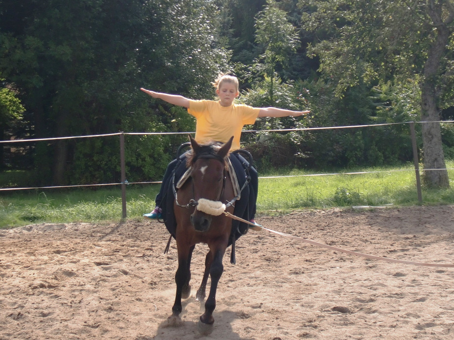 Kinder auf dem Pferd Vulkan