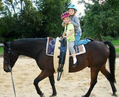 Kinder beim voltigieren